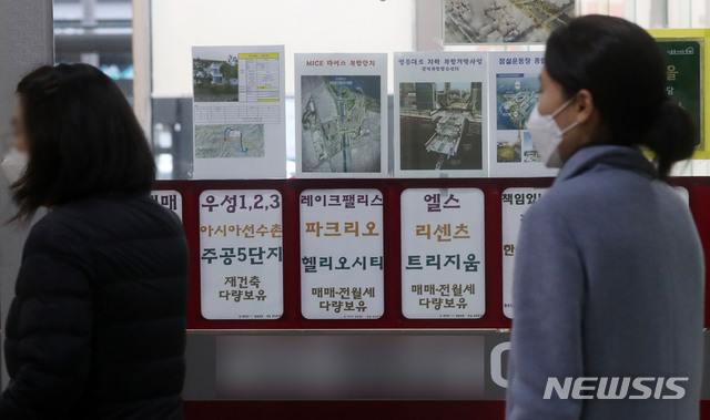 [서울=뉴시스]홍효식 기자 = 정부가 전세난 해결을 위해 부동산 대책을 발표한 19일 오전 서울 송파구의 한 상가 부동산 밀집 지역에 전세, 월세 매물 관련 안내문이 부착돼 있다. 2020.11.19. yesphoto@newsis.com