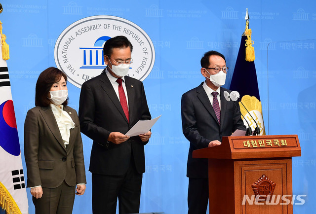 [서울=뉴시스] 김진아 기자 = 국회 법제사법위원회 야당 간사인 김도읍 국민의힘 의원 등 국민의힘 법사위원들이 19일 서울 여의도 국회 소통관에서 공수처장 후보 추천 무산 관련 기자회견을 갖고 있다. (공동취재사진)&nbsp; 2020.11.19 photo@newsis.com