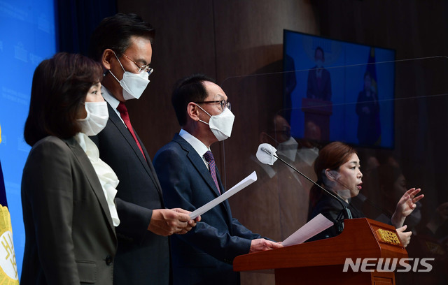 [서울=뉴시스] 김진아 기자 = 국회 법제사법위원회 국민의힘 의원들. (공동취재사진)  2020.11.19 photo@newsis.com