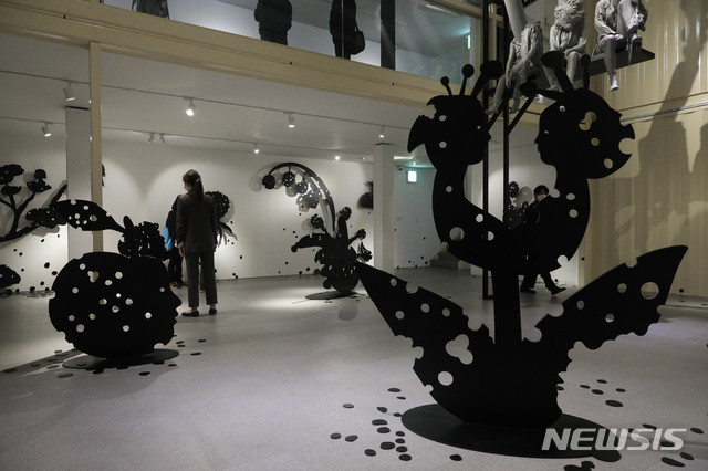 [서울=뉴시스] 박민석 기자 = 취재진들이 19일 오전 서울 용산구 블루스퀘어 네모에서 열린 편견과 혐오의 인류사를 다룬 아포브 전시회 '너와 내가 만든 세상'의 프레스투어에서 작품을 감상하고 있다. 2020.11.19.&nbsp; mspark@newsis.com