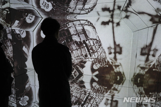 [서울=뉴시스] 박민석 기자 = 취재진들이 19일 오전 서울 용산구 블루스퀘어 네모에서 열린 편견과 혐오의 인류사를 다룬 아포브 전시회 '너와 내가 만든 세상'의 프레스투어에서 작품을 감상하고 있다. 2020.11.19.&nbsp; mspark@newsis.com