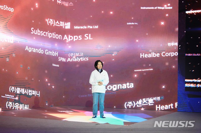 [서울=뉴시스]박영선 중소벤처기업부 장관이 19일 경기 고양시 CJ E&M스튜디오에서 열린 컴업 2020 개막식에 참석해 개막사를 하고 있다. (사진=중소벤처기업부 제공) 2020.11.19.photo@newsis.com