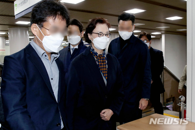 [서울=뉴시스]김병문 기자 = 경비원과 운전 기사 등에게 상습적으로 폭행 및 폭언을 한 혐의로 1심에서 집행유예를 선고받은 고 한진그룹 조양호 회장의 부인 이명희 전 일우재단 이사장이 19일 오후 서울 서초구 서울고등법원에서 열린 항소심 선고 공판에 출석하고 있다. 2020.11.19. dadazon@newsis.com