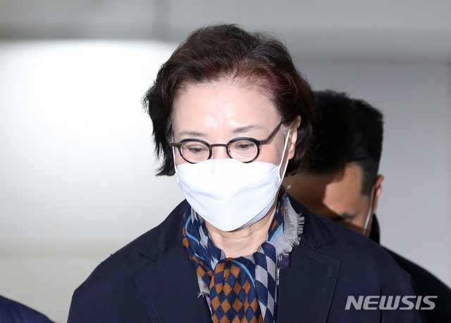 [서울=뉴시스]김병문 기자 = 경비원과 운전 기사 등에게 상습적으로 폭행 및 폭언을 한 혐의로 1심에서 집행유예를 선고받은 고 한진그룹 조양호 회장의 부인 이명희 전 일우재단 이사장이 19일 오후 서울 서초구 서울고등법원에서 열린 항소심 선고 공판에 출석하고 있다. 2020.11.19. dadazon@newsis.com