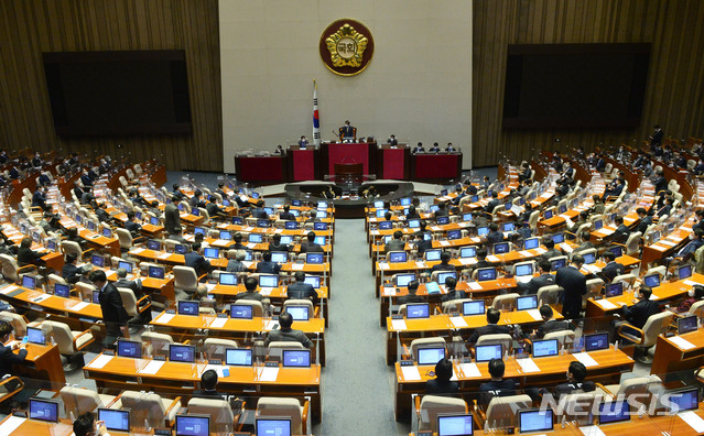 [서울=뉴시스] 김진아 기자 = 19일 서울 여의도 국회에서 본회의가 열리고 있다. (공동취재사진)  2020.11.19 photo@newsis.com