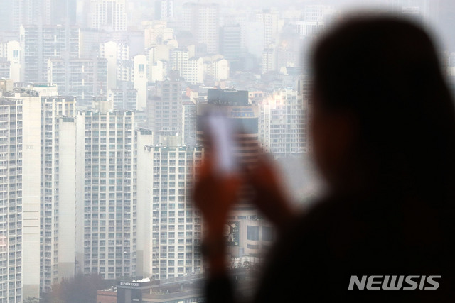 [서울=뉴시스]홍효식 기자 = 송파구 롯데월드타워 스카이31에서 바라본 서울 도심 아파트 단지들.2020.11.19. yesphoto@newsis.com