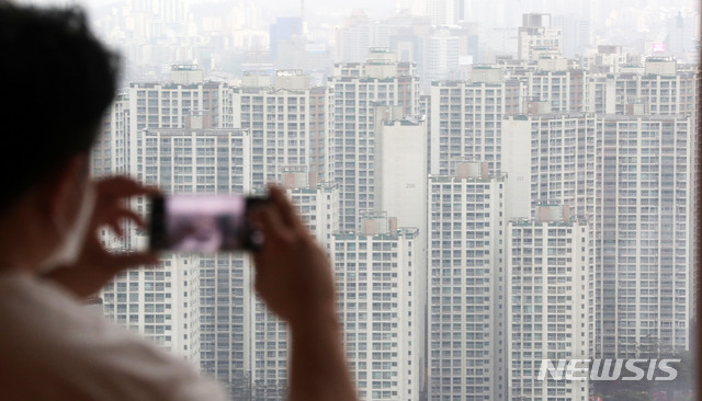 [서울=뉴시스]홍효식 기자 = 정부가 전세난 해결을 위해 부동산 대책을 발표한 19일 서울 송파구 롯데월드타워 스카이31에서 바라본 서울 도심 아파트 단지들이 날씨로 인해 흐리게 보이고 있다.2020.11.19. yesphoto@newsis.com