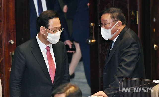 [서울=뉴시스] 김진아 기자 = 김태년 더불어민주당 원내대표가 19일 서울 여의도 국회에서 열린 본회의에서 주호영 국민의힘 원내대표와 인사하고 있다. (공동취재사진) 2020.11.19 photo@newsis.com