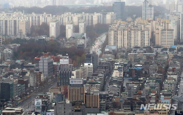 [서울=뉴시스]홍효식 기자 = 지난달 19일 서울 송파구 롯데월드타워 스카이31에서 바라본 서울 도심 아파트 단지 및 다세대 주택들이 날씨로 인해 흐리게 보이고 있다.2020.11.19. yesphoto@newsis.com