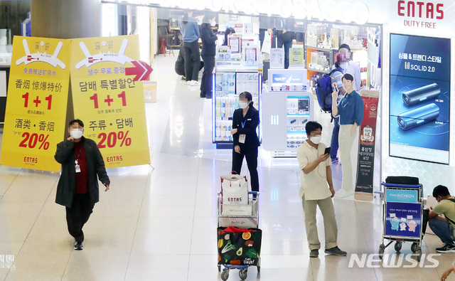 [인천공항=뉴시스] 이영환 기자 = 19일 오후 인천국제공항 제1여객터미널 면세구역이 보이고 있다.   2020.11.19.  20hwan@newsis.com