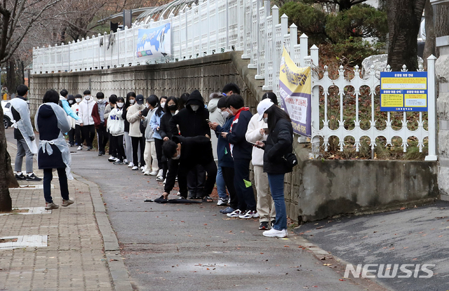 [인천=뉴시스] 이종철 기자 = 신종 코로나바이러스감염증(코로나19) 확진자가 이틀 연속 300명대를 기록한 가운데 지난 19일 오후 확진자가 나온 인천시 서구 불로중학교에서 학생들이 학교내에 설치된 이동선별진료소에서 검사를 받기 위해 줄을 서서 기다리고 있다. 2020.11.19.   jc4321@newsis.com