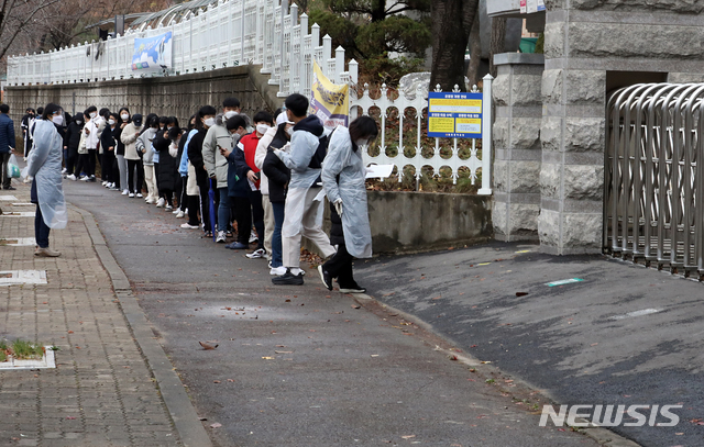 [인천=뉴시스] 이종철 기자 = 신종 코로나바이러스감염증(코로나19) 확진자가 이틀 연속 300명대를 기록한 가운데 19일 오후 확진자가 나온 인천시 서구 불로중학교에서 학생들이 학교내에 설치된 이동선별진료소에서 검사를 받기 위해 줄을 서서 기다리고 있다. 2020.11.19.&nbsp; jc4321@newsis.com