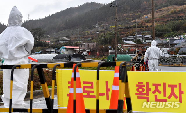 [순천=뉴시스] 신대희 기자 = 19일 코로나19 확진자 집단 발생으로 동일 집단 격리된 전남 순천시 별량면 덕정리 한 마을 입구가 통제돼 있다. 마을 주민이 코로나19 진단 검사를 받기 위해 선별 진료소 쪽으로 이동하고 있다. 2020.11.19.   sdhdream@newsis.com