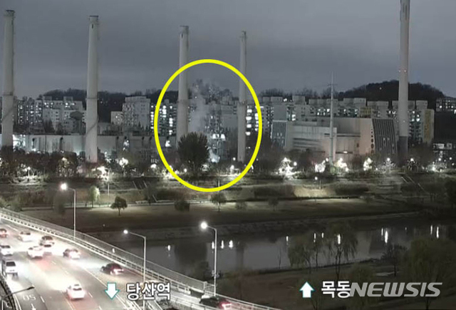 [서울=뉴시스]이윤청 기자 = 19일 오후 5시40분께 서울 양천구 목동 열병합발전소에서 밸브 안전핀이 파손돼 다량의 수증기가 발생, 화재 오인 신고로 이어지는 사건이 발생했다. (사진= 서울시교통정보 CCTV 캡처) 2020.11.19.&nbsp; photo@newsis.com