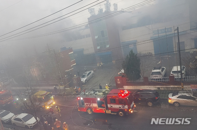 [인천=뉴시스] 이종철 기자 = 19일 오후 인천시 남동구 고잔동 화장품 제조공장에서 불이 나 소방대가 진화작업을 벌이고 있다. (사진 = 인천소방본부 제공) 2020.11.19.   jc4321@newsis.com