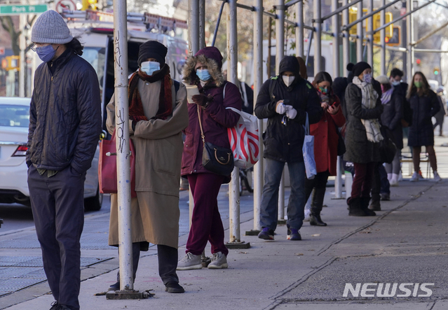 [뉴욕=AP/뉴시스] 18일(현지시간) 미국 뉴욕에서 신종 코로나바이러스 감염증(코로나19) 진단 검사를 받으려고 줄을 선 사람들. 2020.11.20.&nbsp; 
