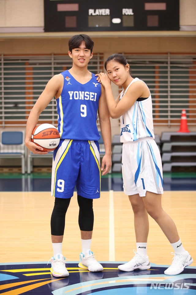 [서울=뉴시스]농구 박지원(왼쪽)-박지현 남매 