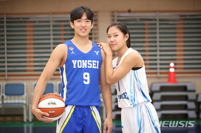 [서울=뉴시스]농구 박지원(왼쪽)-박지현 남매 