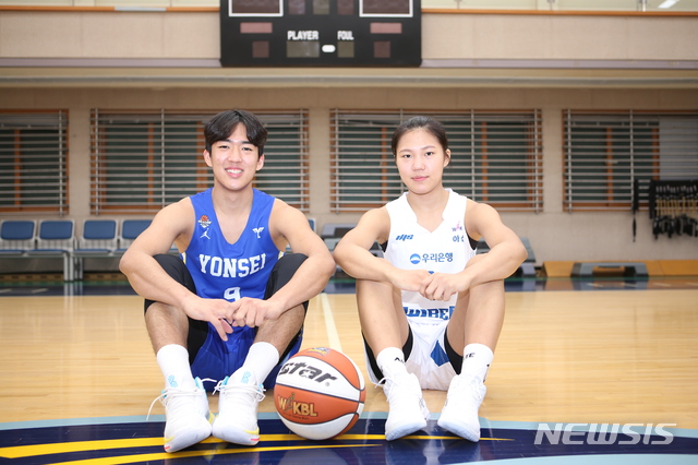 [서울=뉴시스]농구 박지원(왼쪽)-박지현 남매 