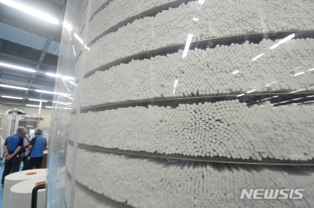 [대전=뉴시스] 함형서 기자 = 정부가 담뱃값을 2천원 올린 4천500원으로 인상하는 방안을 추진한다고 밝힌 지난 2014년 9월11일 오후 대전 대덕구 신탄진 KT&G 담배 제조 공장에서 직원들이 이야기를 나누고 있다. 2014.09.11. foodwork23@newsis.com 