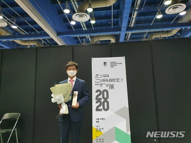 [안동=뉴시스] 지난 19일 서울 삼성동 코엑스에서 열린 '2020 한국건축문화대상'에서 대상을 받은 안종록 경북개발공사 사장. (사진=경북개발공사 사장) 2020.11.20