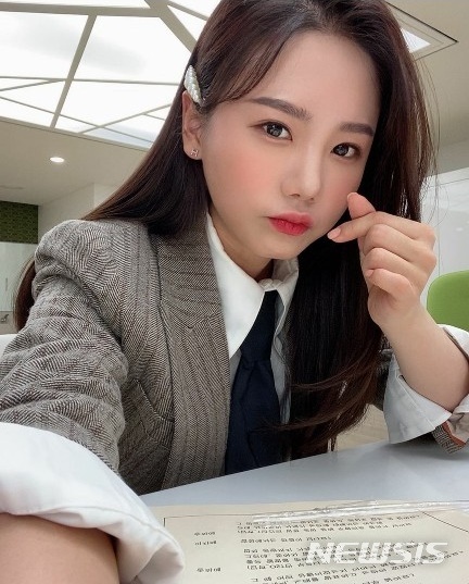 [서울=뉴시스]가수 송하예. (사진=송하예 인스타그램 사진 캡처) 2020.11.20. photo@newsis.com