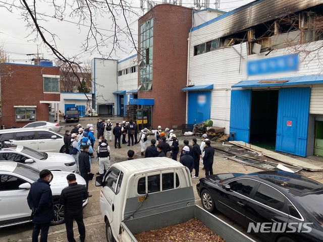 [인천=뉴시스] 김동영 기자 = 20일 오전 10시30분께 인천지방경찰청 광역수사대 등 6개 유관 기관이 12명의 사상자가 발생한 인천의 한 화장품 제조 업체 화재 현장에 대한 합동감식에 나섰다. 2020.11.20. dy0121@newsis.com