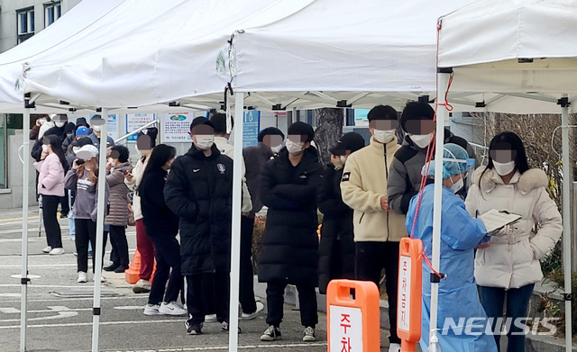 [익산=뉴시스] 김얼 기자 = 신종 코로나비이러스 감염증(코로나19)의 확산이 이어지고 있는 20일 전북 익산시 익산보건소 앞 선별진료소에 검체채취를 위해 모여든 시민들로 장내가 북적이고 있다. 2020.11.20.pmkeul@newsis.com