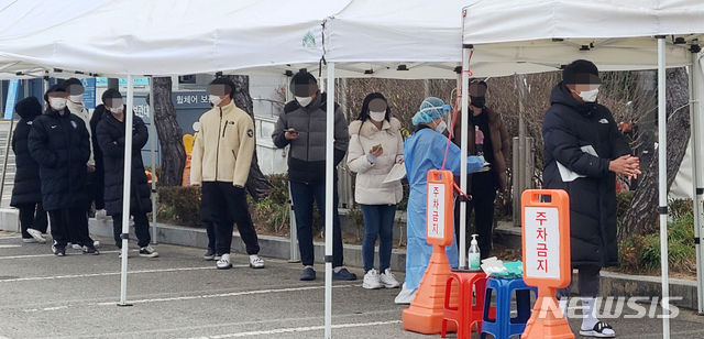 [익산=뉴시스] 김얼 기자 = 신종 코로나비이러스 감염증(코로나19)의 확산이 이어지고 있는 20일 전북 익산시 익산보건소 앞 선별진료소에 검체채취를 위해 모여든 시민들로 장내가 북적이고 있다. 2020.11.20.pmkeul@newsis.com