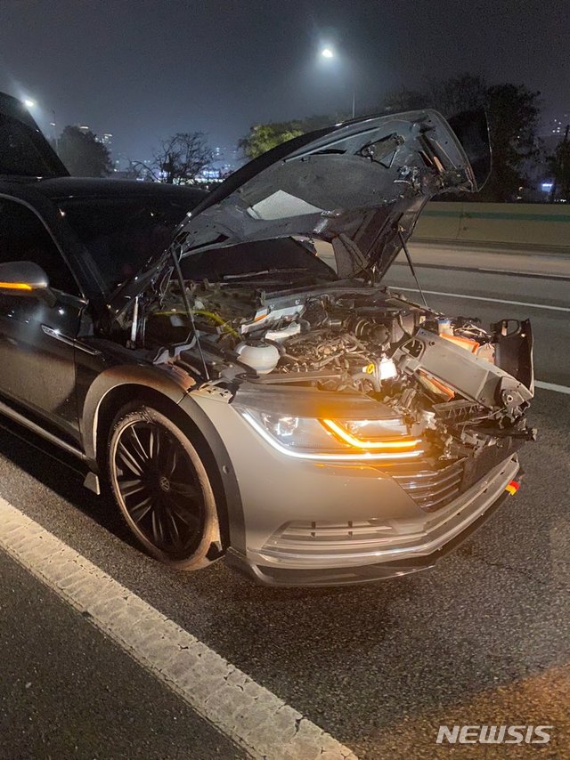 [수원=뉴시스] 지난 1일 오후 10시 5분께 경부고속도로 신갈분기점 인근을 주행 중이던 A(22)씨의 차량에 타이어가 날아와 충격하는 사고가 발생했다. 사진은 사고 직후 파손된 A씨 차량의 모습 2020.11.20. (사진=독자 제공)