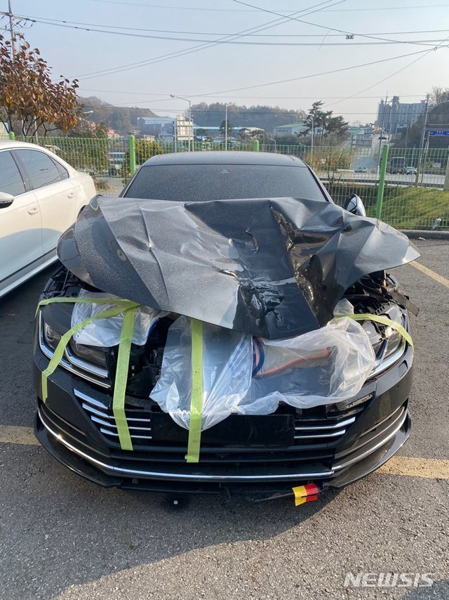 [수원=뉴시스] 파손된 A씨의 차량. A씨는 "사고 당시 타이어가 보닛을 충격, 굉음과 함께 솟아올라 시야를 모두 가렸다"면서 "보닛에 맞았기에 망정이지 앞 유리에 맞았으면 죽을 뻔했다"고 말했다. 2020.11.20. (사진=독자 제공)