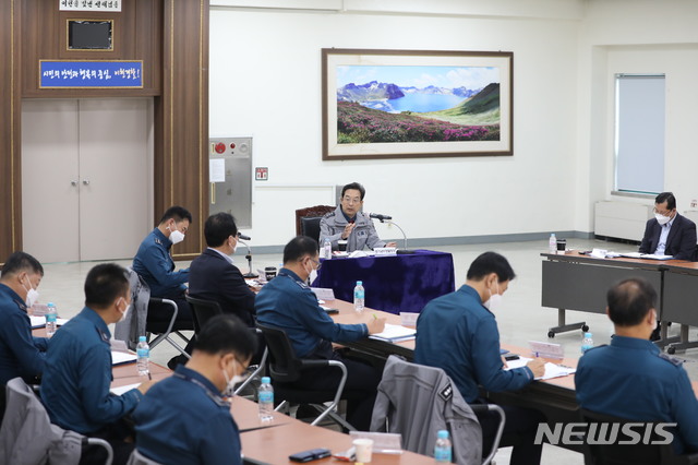 [이천=뉴시스] 경기남부지방경찰청 최해영 청장이 경기 이천경찰서 직원을 대상으로 치안정책 방향 설명회를 갖고 있다. (사진=경기남부지방경찰청 제공)