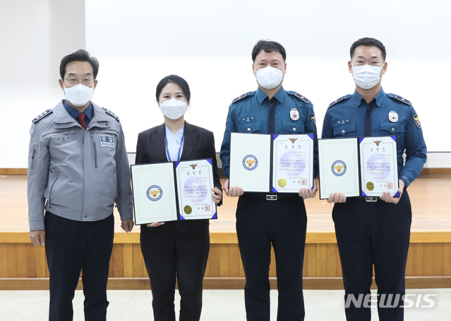 [이천=뉴시스] 경기 이천경찰서 사이버수사팀 김효선 경사 등 업무유공자 3명이 표창을 받고 있다. (사진=경기남부지방경찰청 제공)