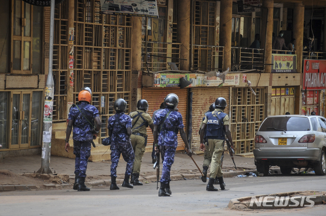 [캄팔라(우간다)=AP/뉴시스]우간다 보안군이 19일 우간다 수도 캄팔라의 거리를 순찰하고 있다. 우간다 야당 대선 예비후보 겸 음악가 보비 와인의 최근 체포에 항의해 일어난 10년 만에 최악의 소요 사태가 이틀째 계속되는 가운데 시위로 인한 사망자 수가 16명으로 늘어났다고 우간다 경찰이 19일(현지시간) 밝혔다. 2020.11.20