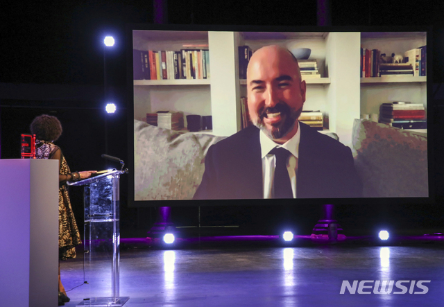 [런던=AP/뉴시스]2020년 부커상 수상자 더글러스 스튜어트가 19일 런던의 라운드하우스에서 수상 연설을 하고 있다. 스코틀랜드 작가 스튜어트는 1980년대 글래스고에서 한 소년이 성인이 되기까지의 파란만장한 삶을 이야기한 '슈기 베인'으로 부커상을 수상했다. 2020.11.20