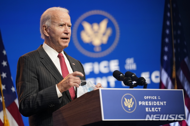 [윌밍턴=AP/뉴시스]조 바이든 미 대통령 당선인이 19일(현지시간) 델라웨어주 윌밍턴의 더 퀸 극장에서 기자회견하고 있다. 2020.11.20.