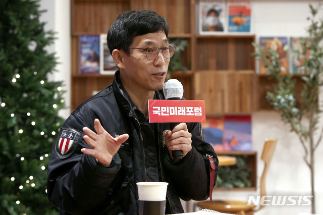 [서울=뉴시스] 김진아 기자 = 진중권 전 동양대 교수가 지난달 20일 오전 서울 여의도 한 카페에서 열린 국민미래포럼 세미나 ‘탈진실의 시대’에서 강연을 하고 있다. (공동취재사진) 2020.11.20.&nbsp; photo@newsis.com