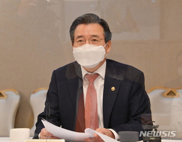 [서울=뉴시스]김용범 기획재정부 차관이 20일 서울 종로구 정부서울청사에서 열린 '제23차 혁신성장 전략점검회의 겸 정책점검회의 겸 제5차 한국판뉴딜점검 TF회의'를 주재, 발언하고 있다. (사진=기획재정부 제공) 2020.11.20. photo@newsis.com