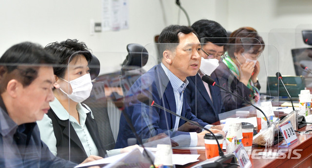 [서울=뉴시스] 김진아 기자 = 김기현 국민의힘 의원이 20일 서울 여의도 국회에서 열린 국민의힘 공부모임 '금시쪼문' 조찬모임에 참석, 인사말을 하고 있다. 이번 조찬모임에서는 '최근 경제현황과 기업규제 3법 바로보기'를 주제로 토론을 했다. (공동취재사진) 2020.11.20. photo@newsis.com