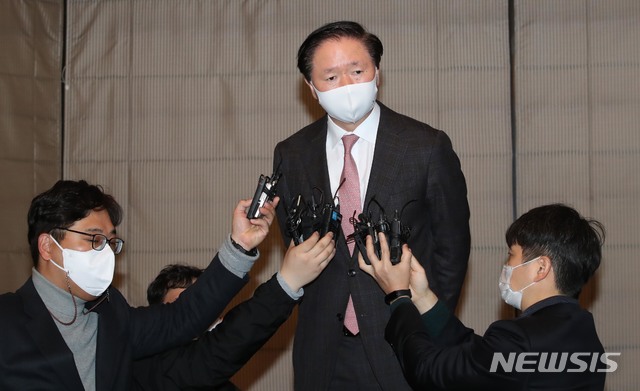 [서울=뉴시스]홍효식 기자 = 우기홍 대한항공 사장이 20일 오전 서울 중구 소공동 롯데호텔에서 열린 대한상공회의소 관광산업위원회 제22차 회의가 끝난 뒤 취재진 질문에 답하고 있다. 우 사장은 관광산업위원회 위원장을 맡고 있다. (사진=공동취재사진) 2020.11.20.&nbsp; photo@newsis.com