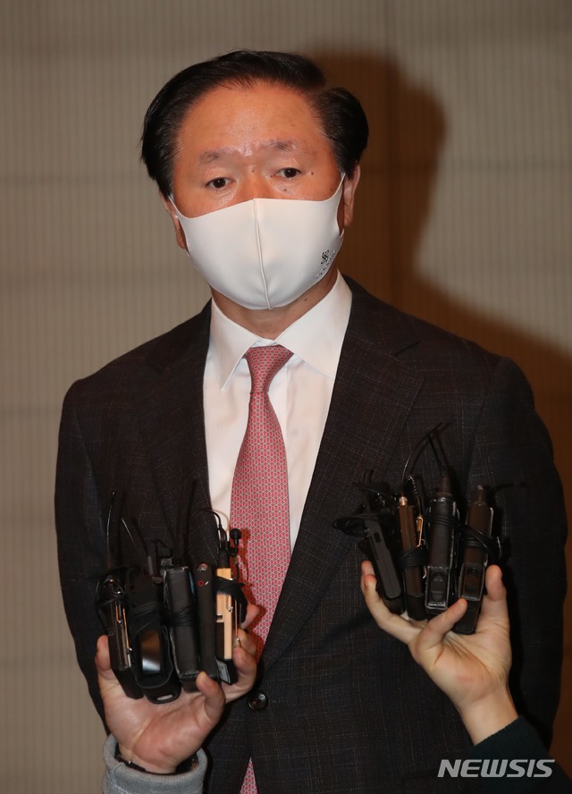 [서울=뉴시스]홍효식 기자 = 우기홍 대한항공 사장이 20일 오전 서울 중구 소공동 롯데호텔에서 열린 대한상공회의소 관광산업위원회 제22차 회의가 끝난 뒤 취재진 질문에 답하고 있다. 우 사장은 관광산업위원회 위원장을 맡고 있다. (사진=공동취재사진) 2020.11.20.&nbsp; photo@newsis.com