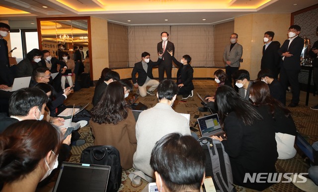 [서울=뉴시스]홍효식 기자 = 우기홍 대한항공 사장이 20일 오전 서울 중구 소공동 롯데호텔에서 열린 대한상공회의소 관광산업위원회 제22차 회의가 끝난 뒤 취재진 질문에 답하고 있다. 우 사장은 관광산업위원회 위원장을 맡고 있다. (사진=공동취재사진) 2020.11.20.&nbsp; photo@newsis.com