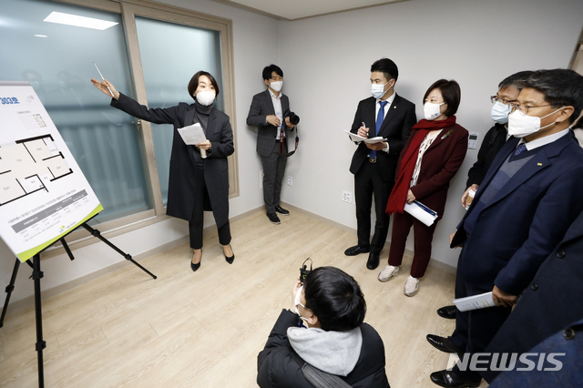 [서울=뉴시스] 고승민 기자 = 더불어민주당 미래주거추진단 진선미 단장, 천준호 부단장, 윤영덕, 오영환 위원이 20일 서울 동대문구 장안동 LH주거복지사업 현장을 방문, 관계자로부터 주택에 대한 설명을 듣고 있다. 2020.11.20. kkssmm99@newsis.com