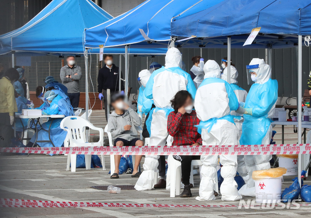 [서귀포=뉴시스]우장호 기자 = 20일 제주 서귀포시 대정읍 한 학교에서 코로나19 검체 조사가 진행되고 있다. 2020.11.20. woo1223@newsis.com