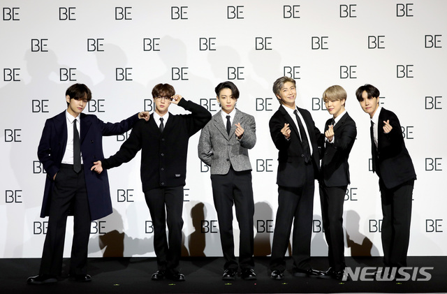 [서울=뉴시스]김병문 기자 = 방탄소년단이 20일 오전 서울 중구 동대문디자인플라자에서 열린 방탄소년단 'BE (Deluxe Edition)' 글로벌 기자간담회에 참석해 포토타임을 가지고 있다. 왼쪽부터 뷔, 진, 정국, RM, 지민, 제이홉. 2020.11.20.&nbsp; dadazon@newsis.com