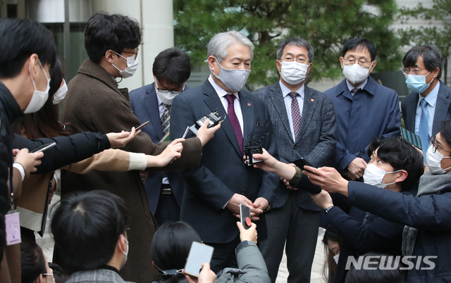 [서울=뉴시스] 조수정 기자 = 김용익 국민건강보험공단 이사장이 20일 오전 서울 서초구 서울중앙지방법원 앞에서 공단이 담배회사들을 상대로 낸 530억원대의 손해배상 청구 소송 1심에 출석한 뒤 입장을 밝히고 있다. 이날 1심은 패소했다. 2020.11.20. chocrystal@newsis.com