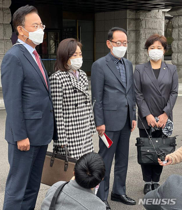 [서울=뉴시스] 전진환 기자 = 국회 법제사법위원회 국민의힘 소속 김도읍, 유상범, 전주혜, 조수진 의원이 20일 오전 공수처법 위헌심판 관련해 서울 종로구 헌법재판소 항의 방문을 마치고 기자들에게 결과 브리핑을 하고 있다. (사진=김도읍 의원실 제공) 2020.11.20.photo@newsis.com