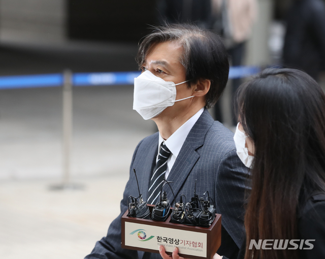 [서울=뉴시스] 조수정 기자 = 자녀 입시 및 사모펀드 비리와 유재수 전 부산시 경제부시장 감찰무마를 지시한 혐의로 기소된 조국 전 법무부장관이 지난해 11월20일 오후 공판에 출석하기 위해 서울 서초구 서울중앙지방법원으로 들어서고 있다. 2020.11.20.&nbsp; chocrystal@newsis.com