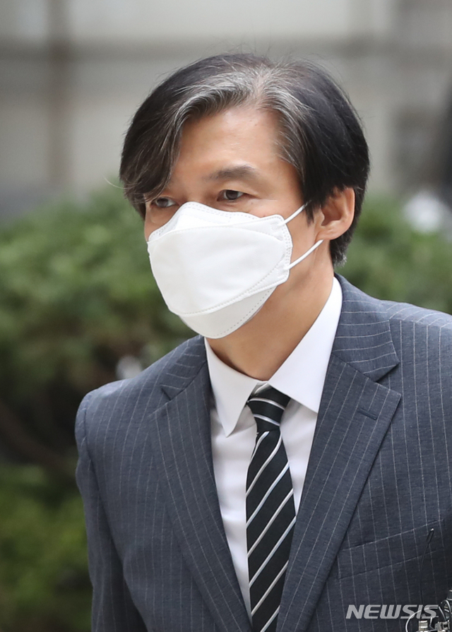 [서울=뉴시스] 조수정 기자 =자녀 입시·사모펀드 비리와 유재수 전 부산시 경제부시장 감찰무마를 지시한 혐의로 기소된 조국 전 법무부장관이 20일 오후 공판에 출석하기 위해 서울 서초구 서울중앙지방법원으로 들어서고 있다. 2020.11.20. chocrystal@newsis.com