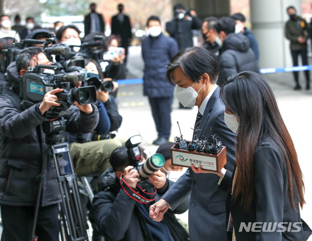 [서울=뉴시스] 조수정 기자 = 자녀 입시·사모펀드 비리와 유재수 전 부산시 경제부시장 감찰무마를 지시한 혐의로 기소된 조국 전 법무부장관이 20일 오후 공판에 출석하기 위해 서울 서초구 서울중앙지방법원으로 들어서고 있다. 2020.11.20.  chocrystal@newsis.com